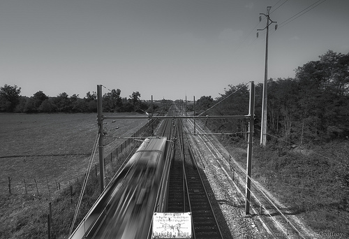 danger de mort train black and white photo bridge