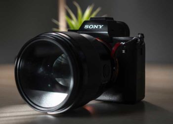 Are mirrorless cameras better in low light?
