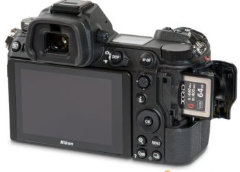 Can Nikon Z7 use SD card?