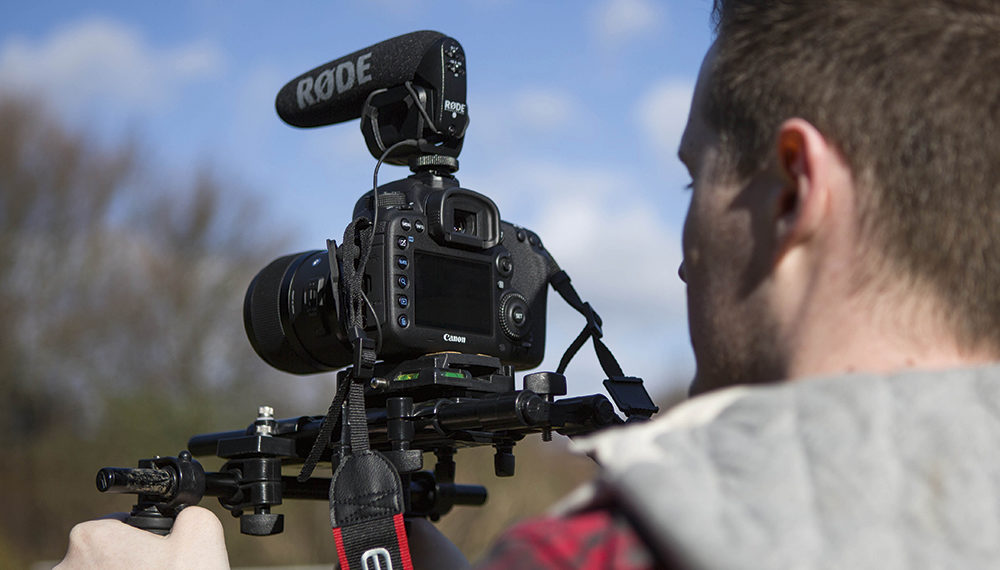 Does Canon 7D shoot video?