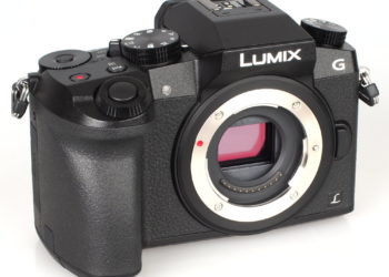 Does Lumix G7 have flash?
