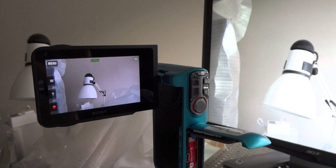 Does Sony a5000 have clean HDMI out?