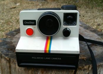 Does a Polaroid SX-70 need batteries?