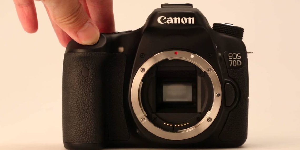 Does the Canon 70D shoot raw?