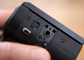 Does the Canon G7X Mark III have a mic input?