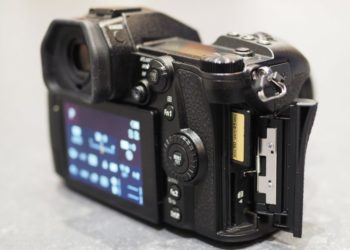 Does the Panasonic FZ80 have a mic input?