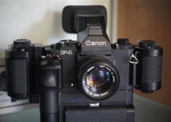 How can you tell if a camera is a DSLR?