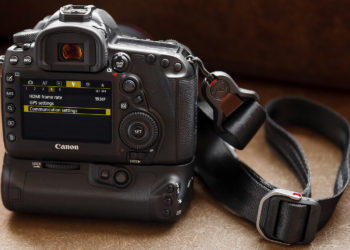 How do I download pictures from my Canon 5D Mark IV to my computer?
