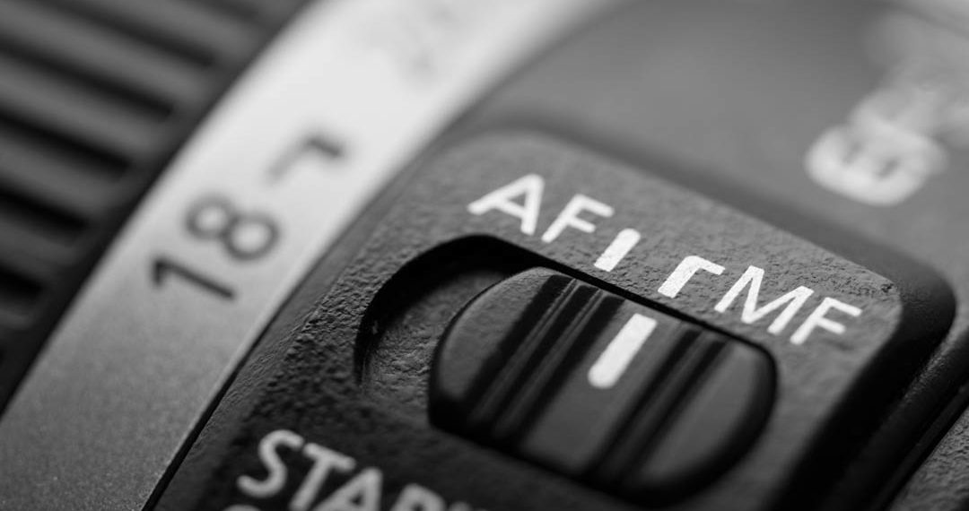 How do I switch to manual focus?