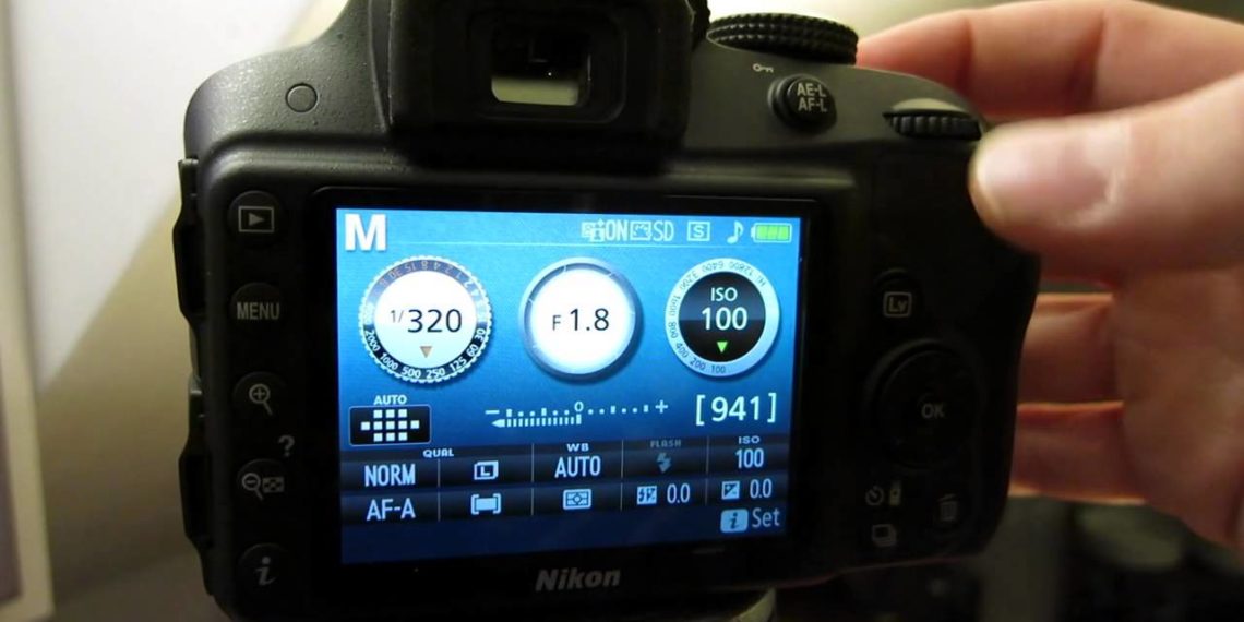 How do you blur the background with a Nikon D3300?