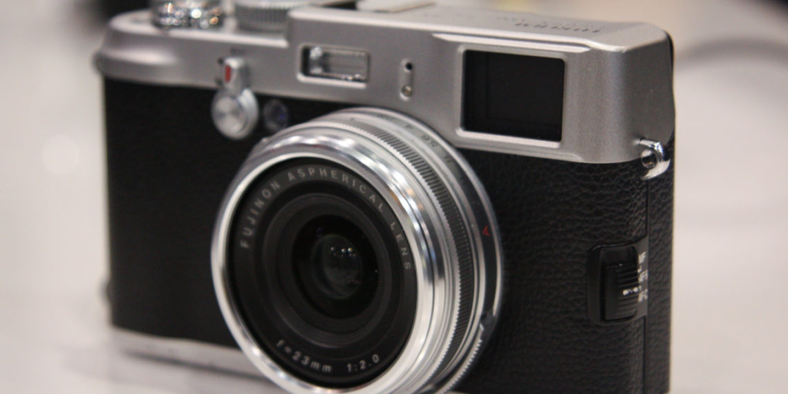 How do you focus a Fujifilm x100?