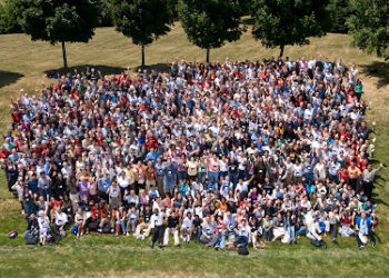 How do you take big group photos with everyone in focus?