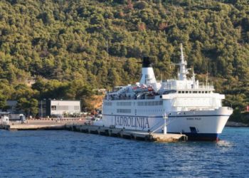 How long is the ferry from Hvar to Split?