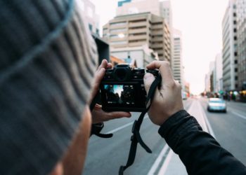 How many photos can Frameo hold?