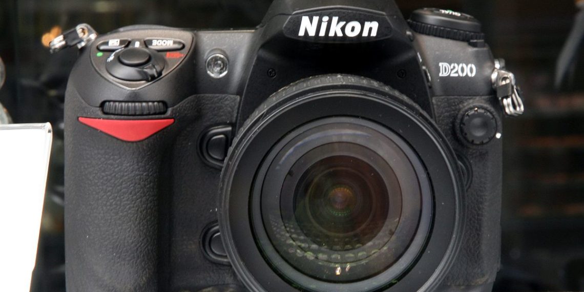 Is Nikon D200 FX or DX?