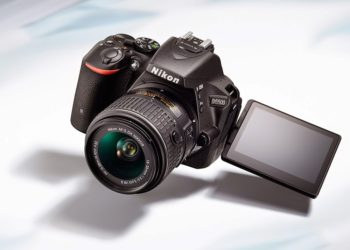 Is Nikon D5000 touch screen?