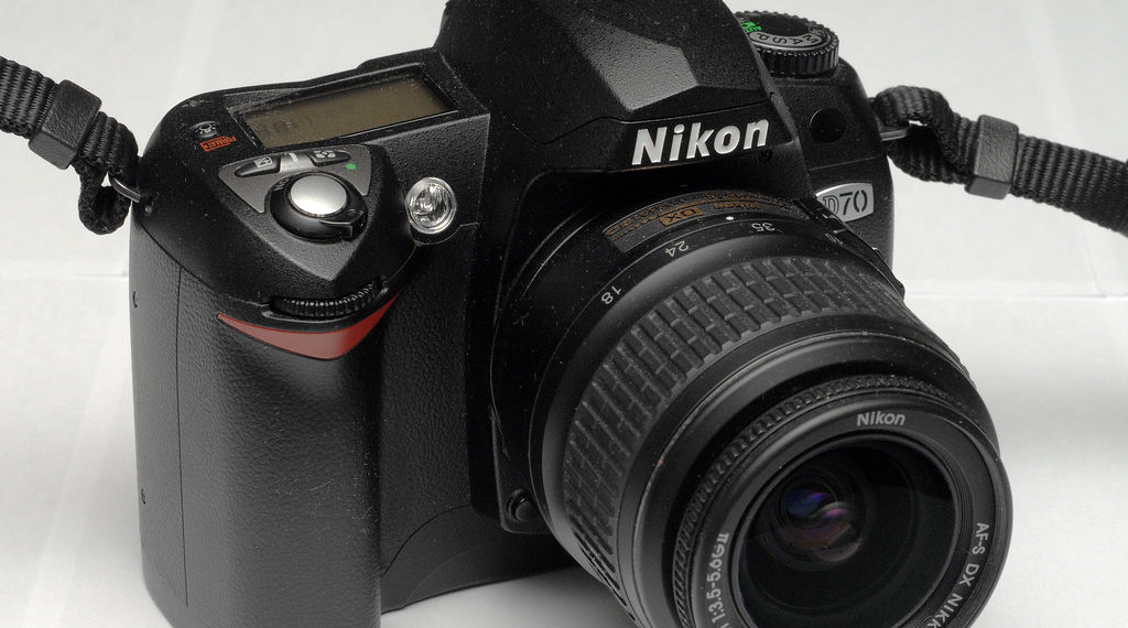 Is Nikon D70 FX or DX?