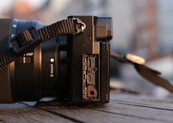 Is Sony A6100 good for low light?