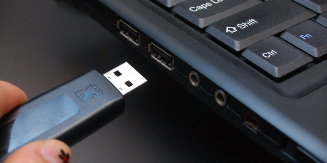 Is it better to save pictures on CD or flash drive?