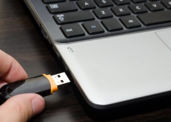 Is it better to store photos on CD or flash drive?