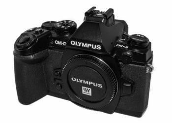 What is a mirrorless camera lens?