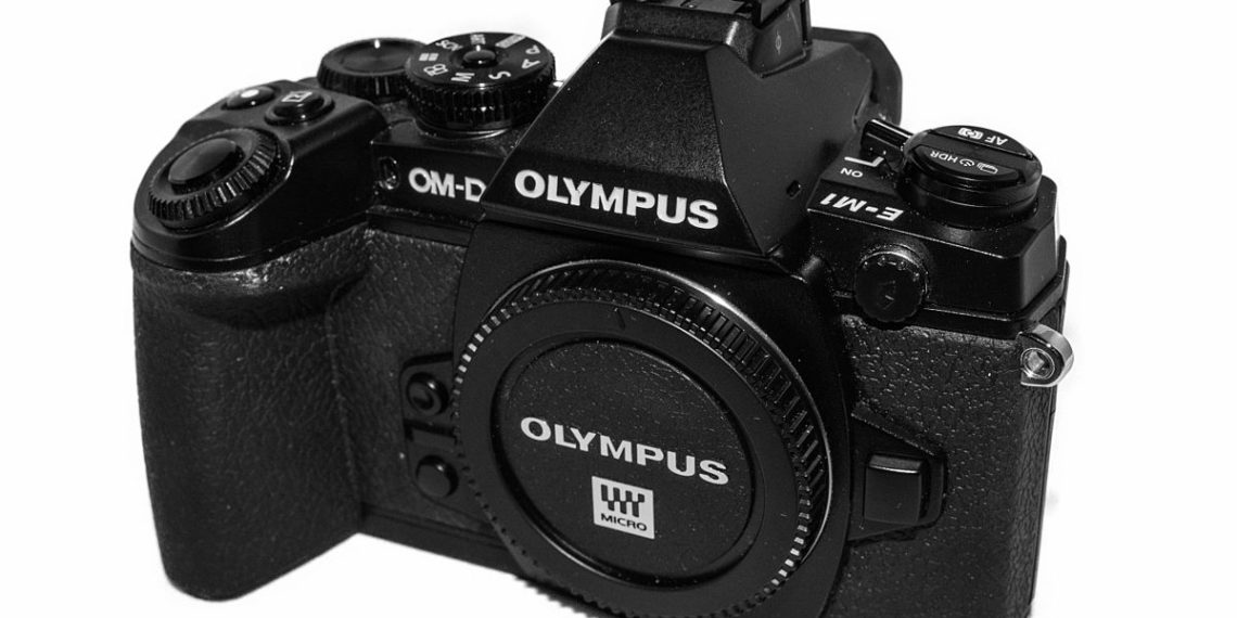 What is a mirrorless camera lens?