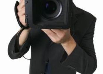 What kind of lens do professional photographers use?