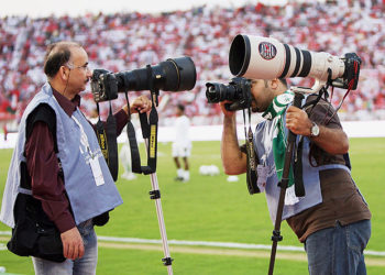 What lens do sports photographers use?