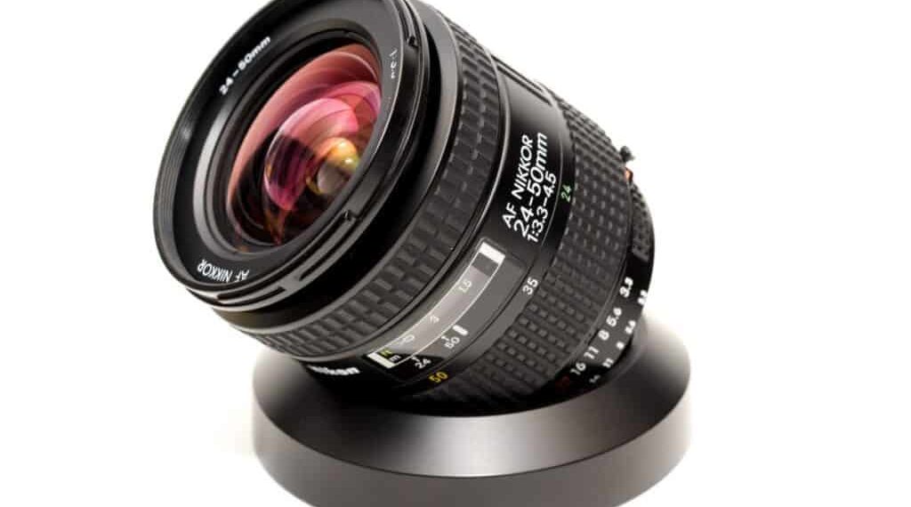 Which is better Nikon 35mm or 50mm?