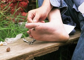 Why do photographers cut off feet?